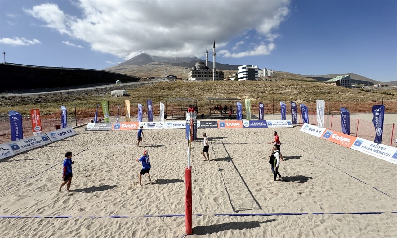 Erciyes Kayak Merkezi'nin ev sahipliği yaptığı plaj voleybolu turnuvası başladı. "Takımını...