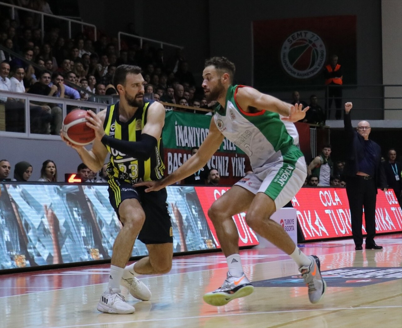 Türkiye Sigorta Basketbol Ligi'nin ikinci haftasında Yalovaspor Basketbol ile Fenerbahçe Beko, 90....