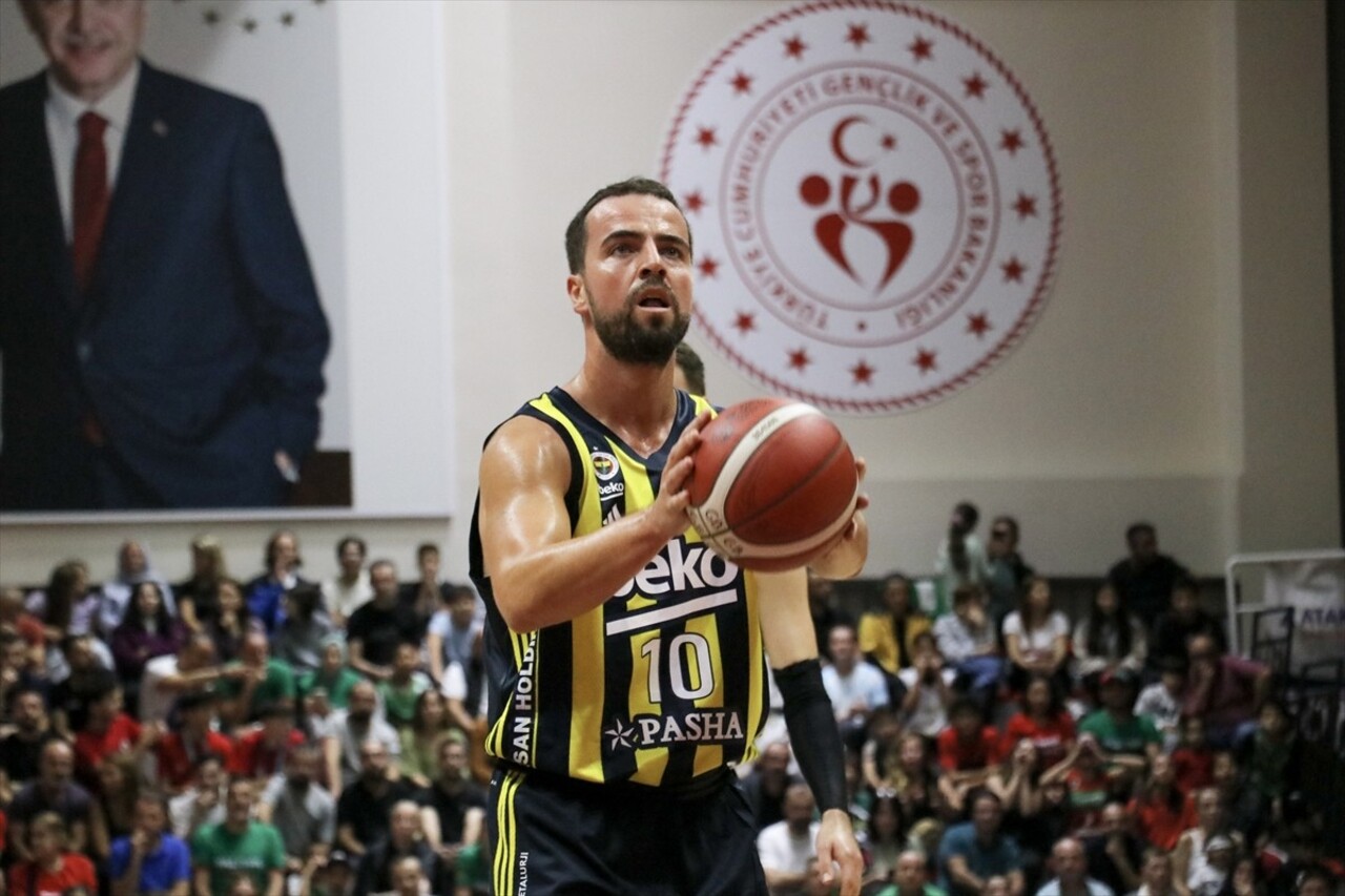 Türkiye Sigorta Basketbol Ligi'nin ikinci haftasında Yalovaspor Basketbol ile Fenerbahçe Beko, 90....