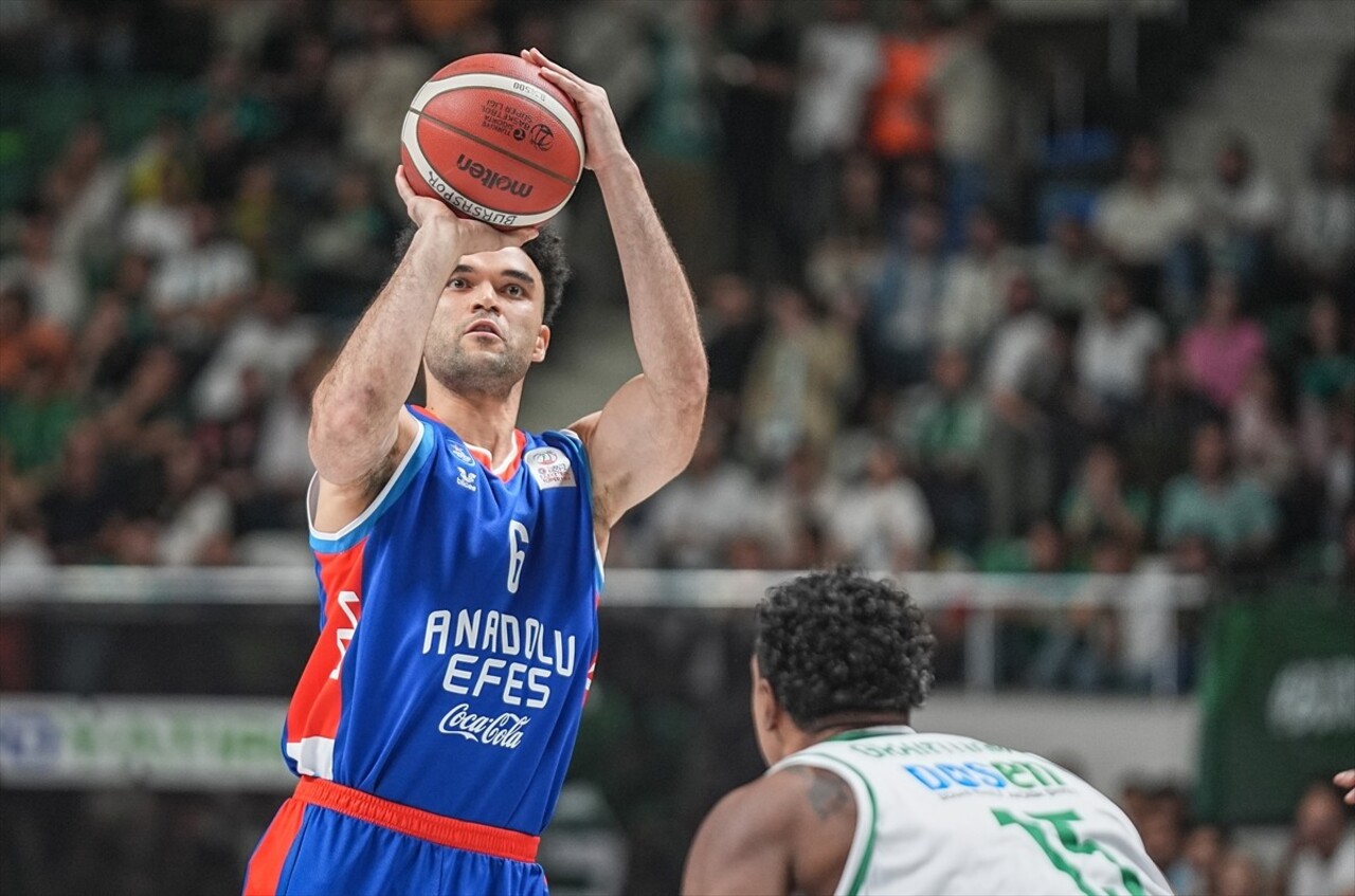 Türkiye Sigorta Basketbol Süper Ligi'nin ikinci haftasında Bursaspor Basketbol ile Anadolu Efes...