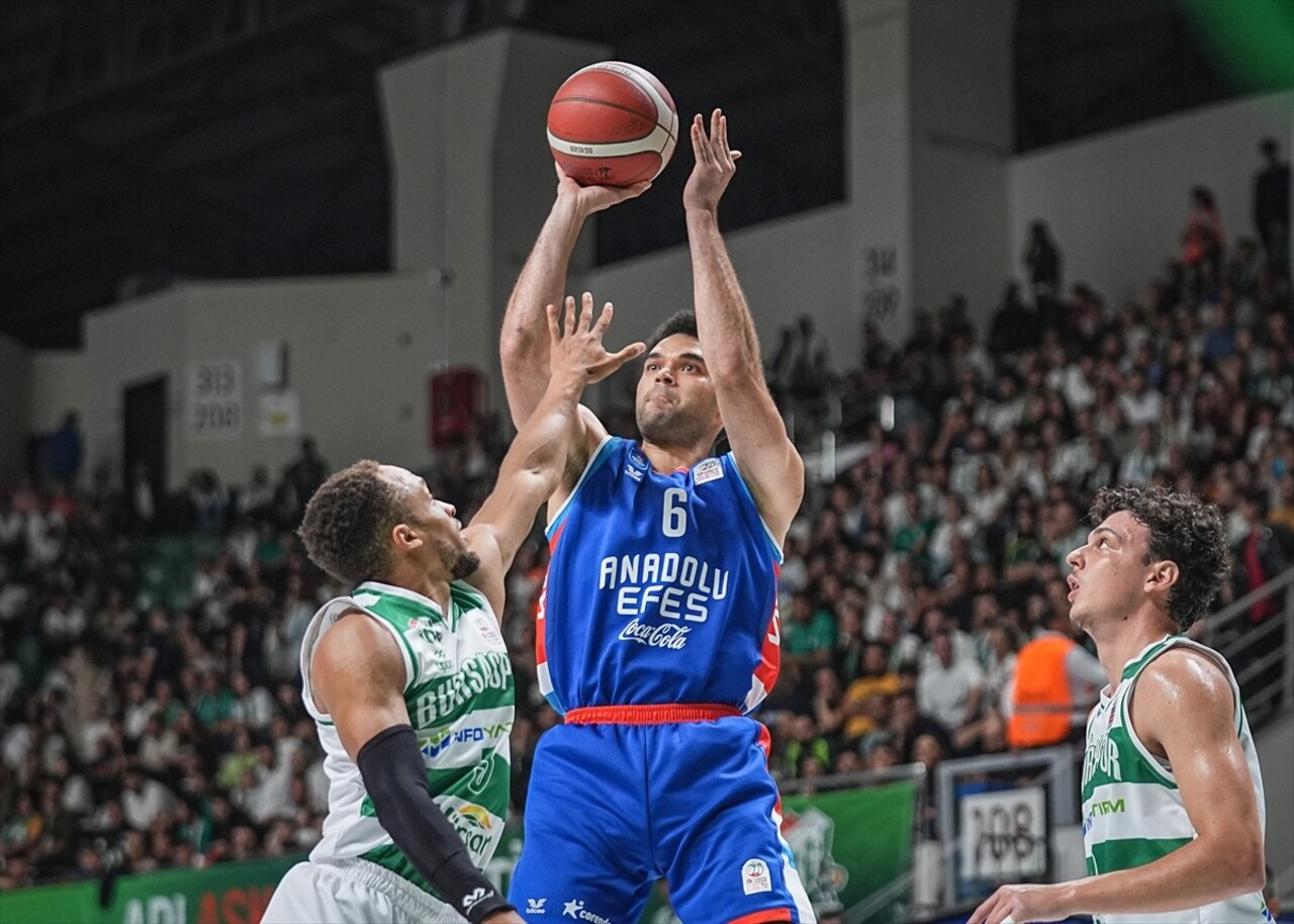 Türkiye Sigorta Basketbol Süper Ligi'nin ikinci haftasında Bursaspor Basketbol ile Anadolu Efes...