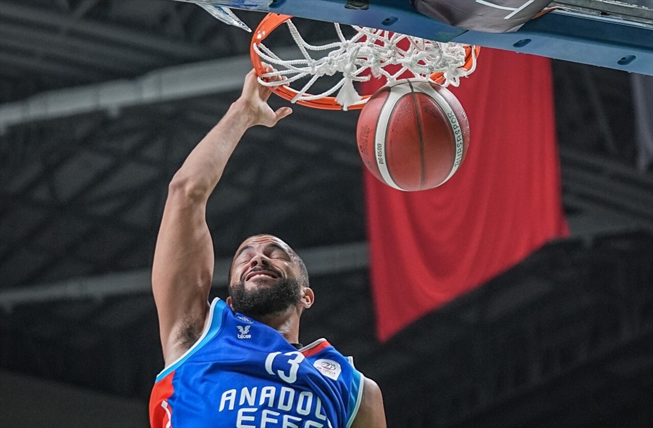 Türkiye Sigorta Basketbol Süper Ligi'nin ikinci haftasında Bursaspor Basketbol ile Anadolu Efes...