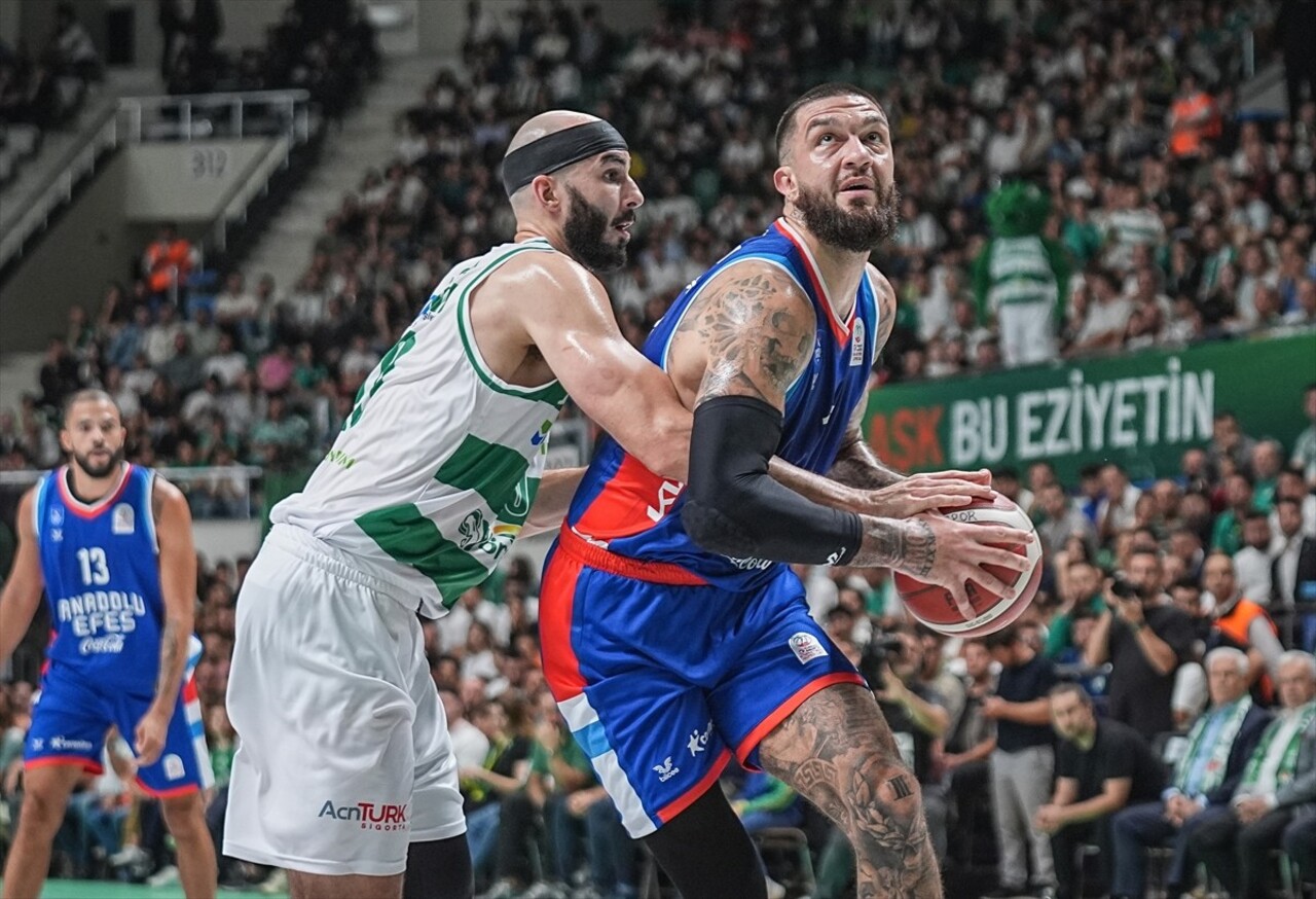 Türkiye Sigorta Basketbol Süper Ligi'nin ikinci haftasında Bursaspor Basketbol ile Anadolu Efes...