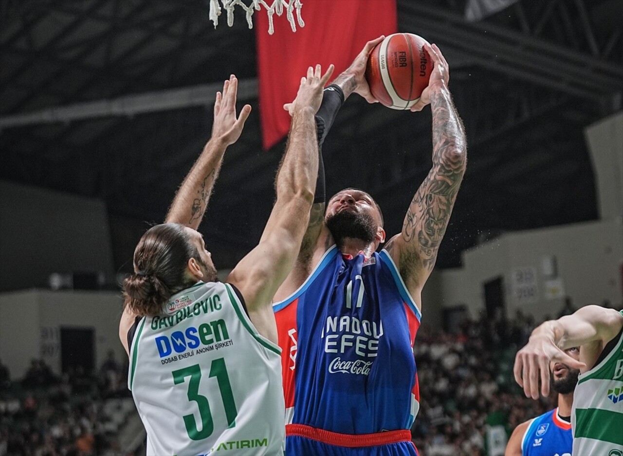 Türkiye Sigorta Basketbol Süper Ligi'nin ikinci haftasında Bursaspor Basketbol ile Anadolu Efes...