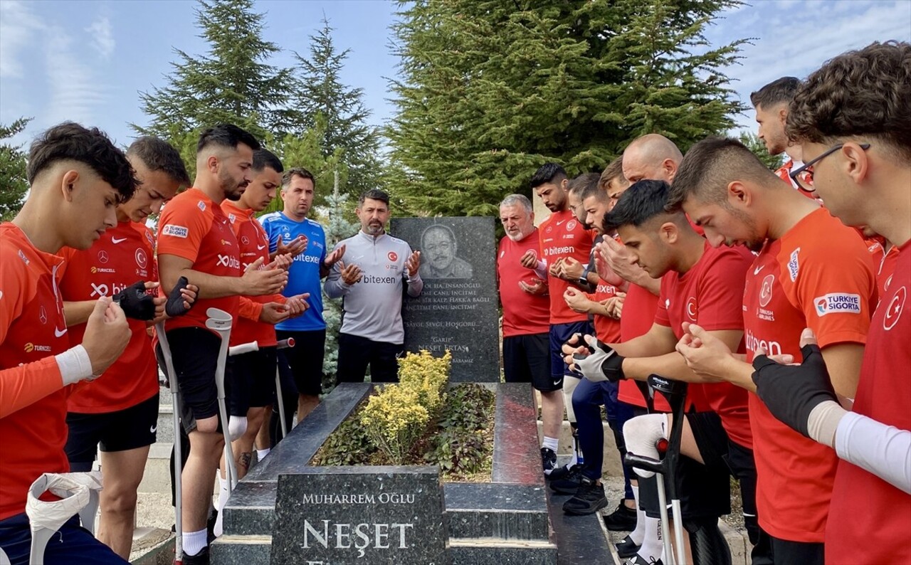 Ampute Milli Futbol Takımı, "Bozkırın Tezenesi" olarak bilinen halk ozanı Neşet Ertaş'ın kabrini...