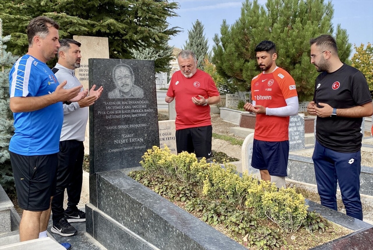 Ampute Milli Futbol Takımı, "Bozkırın Tezenesi" olarak bilinen halk ozanı Neşet Ertaş'ın kabrini...