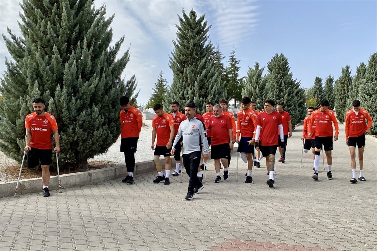 Ampute Milli Futbol Takımı, "Bozkırın Tezenesi" olarak bilinen halk ozanı Neşet Ertaş'ın kabrini...