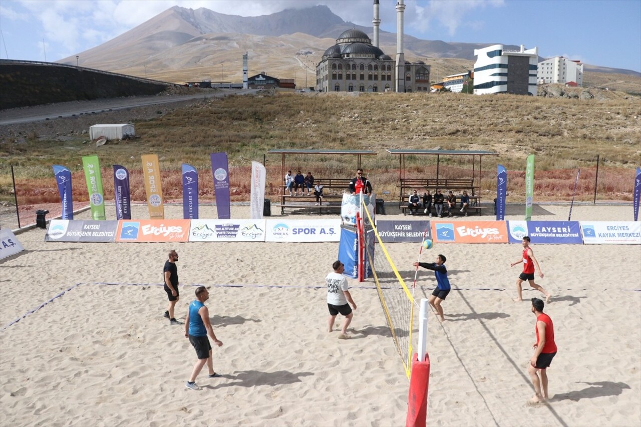 Erciyes Kayak Merkezi'nin ev sahipliği yaptığı ve 16 takımın katıldığı plaj voleybolu turnuvası...