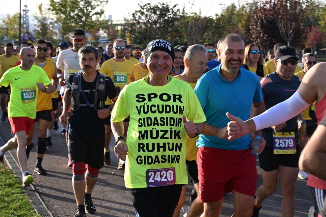 Ankara'nın başkent oluşunun 101. yıl dönümüne denk gelen 2. Runkara Yarı Maratonu, 46 ülkeden...