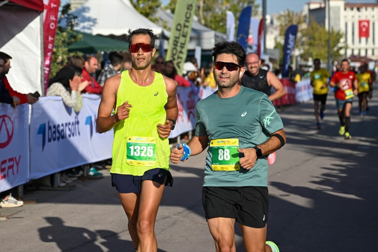 Ankara'nın başkent oluşunun 101. yıl dönümüne denk gelen 2. Runkara Yarı Maratonu, 46 ülkeden...