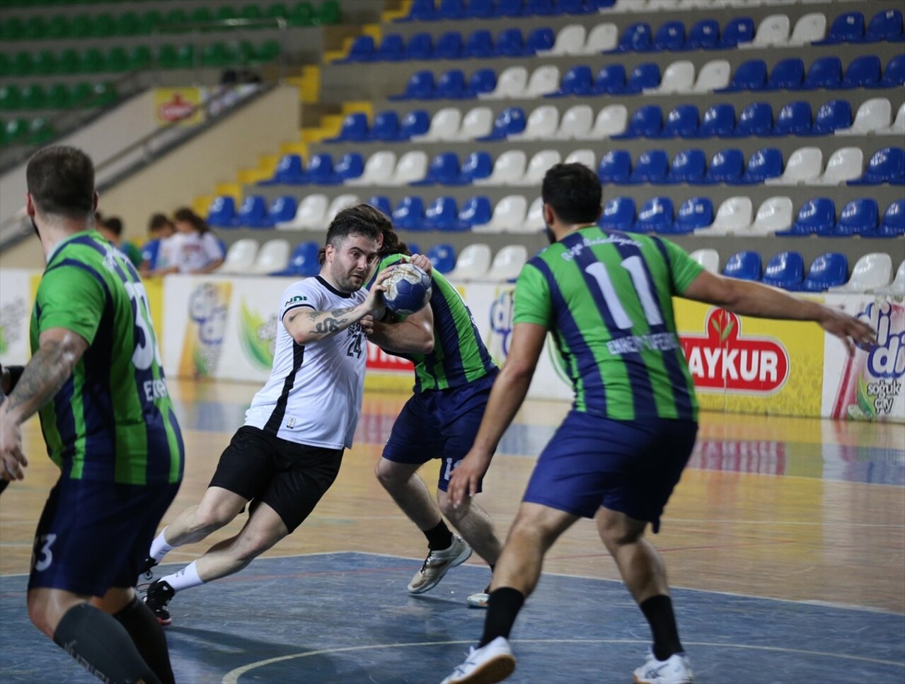 Hentbol Erkekler Süper Lig'in 7. haftasında Rize Belediyespor, Yenişehir Spor Salonunda Beşiktaş...