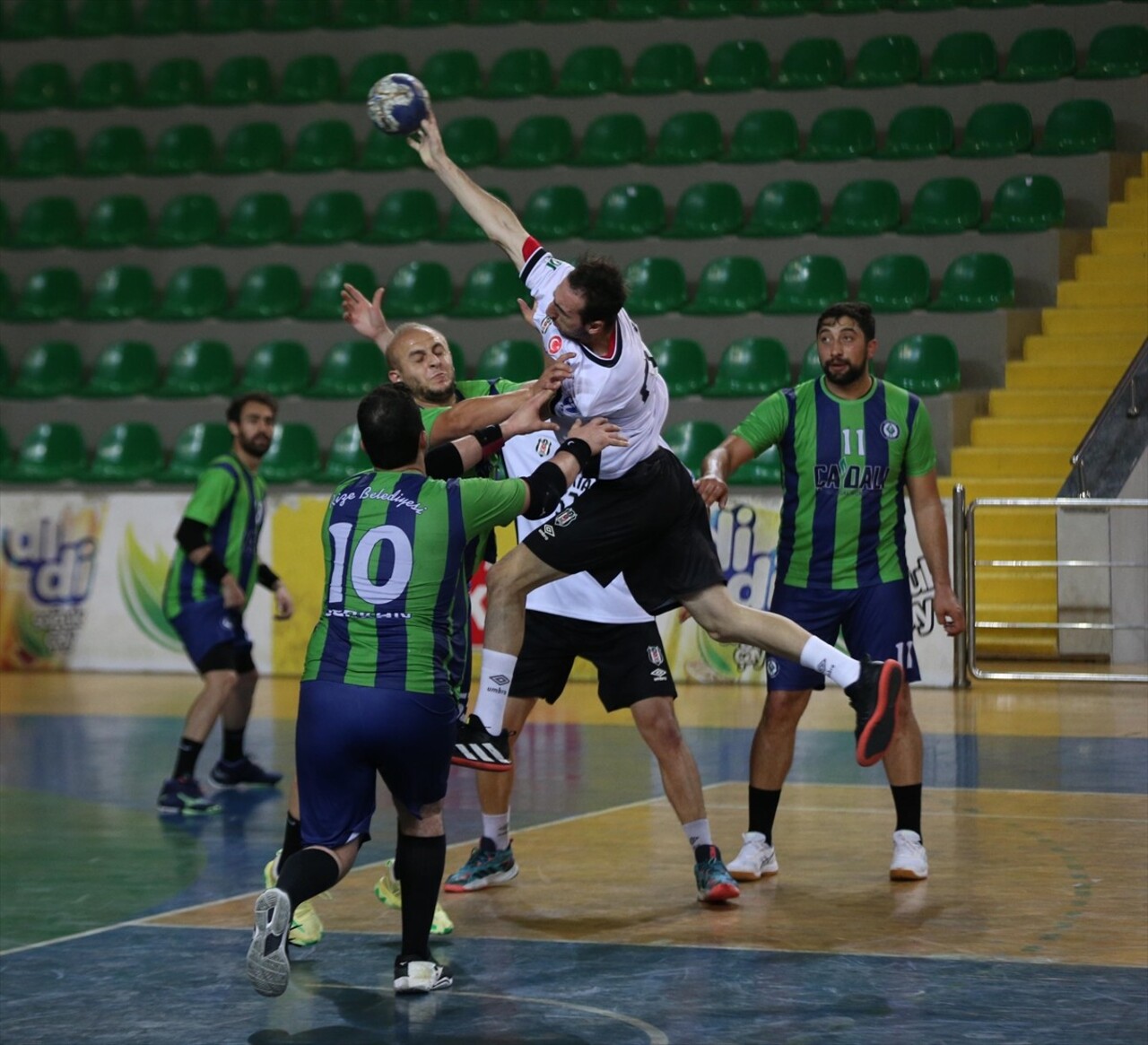 Hentbol Erkekler Süper Lig'in 7. haftasında Rize Belediyespor, Yenişehir Spor Salonunda Beşiktaş...