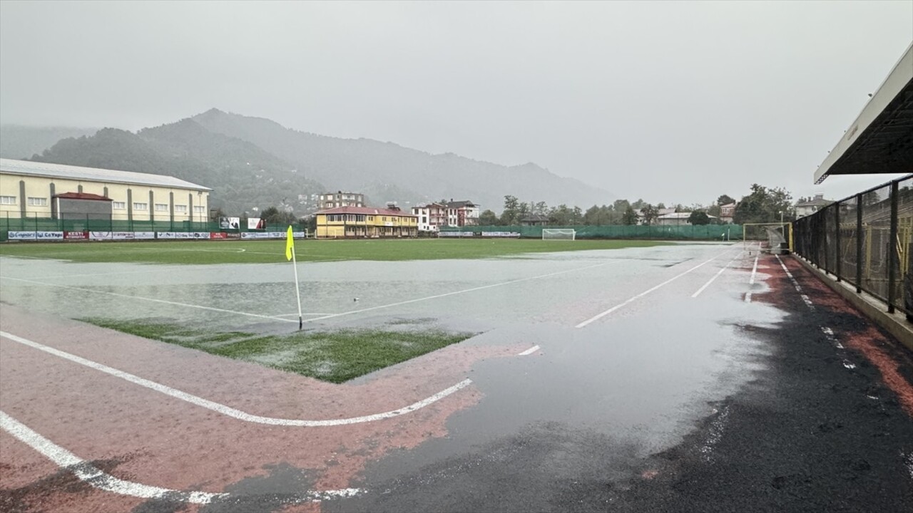 Nesine 3. Lig 1. Grup'taki Artvin Hopaspor-Tokat Belediye Plevnespor maçı, sağanak nedeniyle...