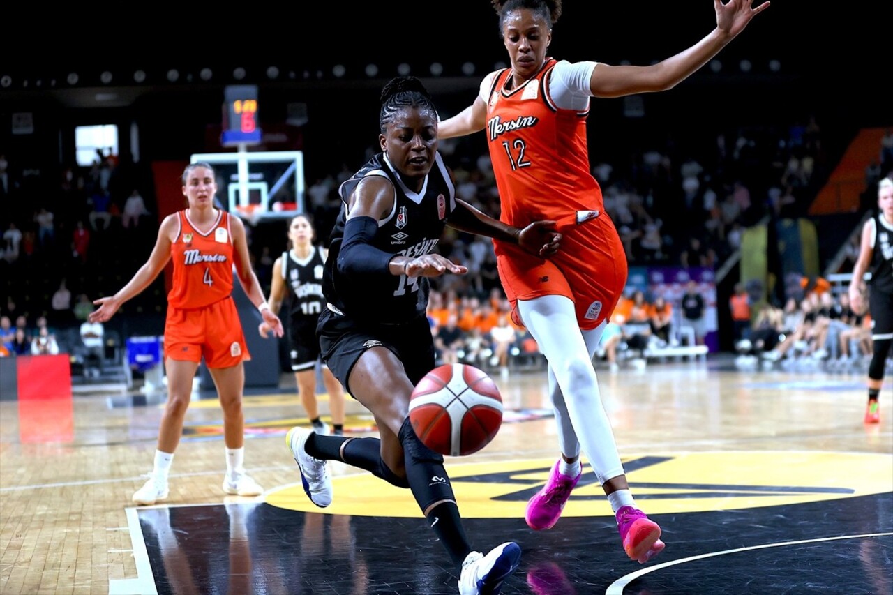 ING Kadınlar Basketbol Süper Ligi'nin 3. haftasında ÇBK Mersin ile Beşiktaş, Mersin'deki Servet...