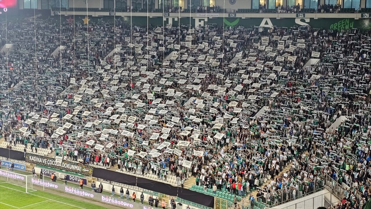 Bursaspor'un Nesine 3. Lig 1. Grup'un 6. haftasında Kahramanmaraşspor ile sahasında oynadığı maçı...