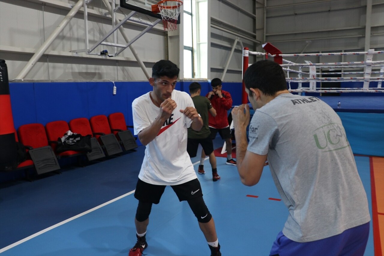 Boksa doğum gününde babasının spor salonuna götürmesiyle başlayan, kariyerinde 7 Türkiye...