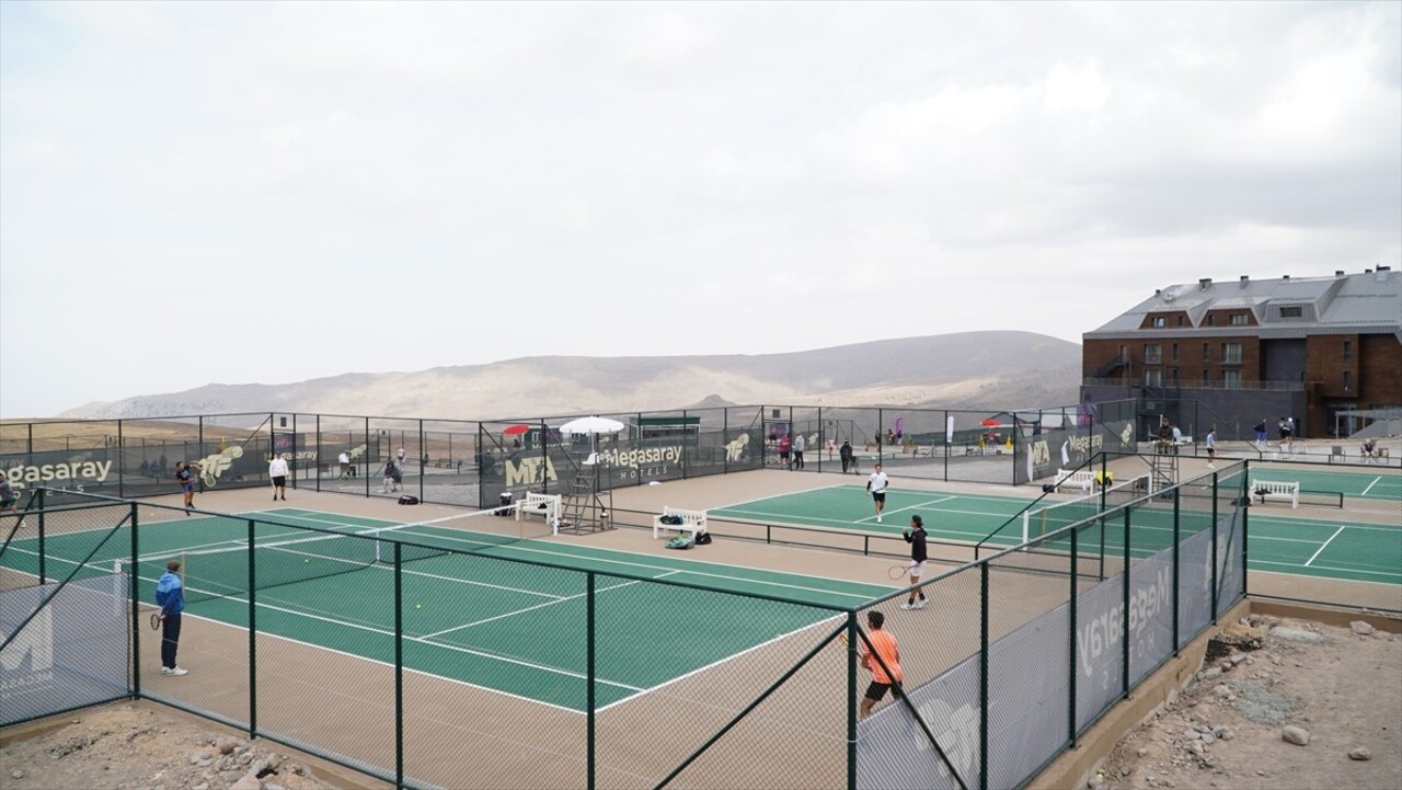 Erciyes'te gerçekleştirilen ITF Uluslararası Tenis Turnuvası, 2 bin 300 rakıma kurulan kortlarda...