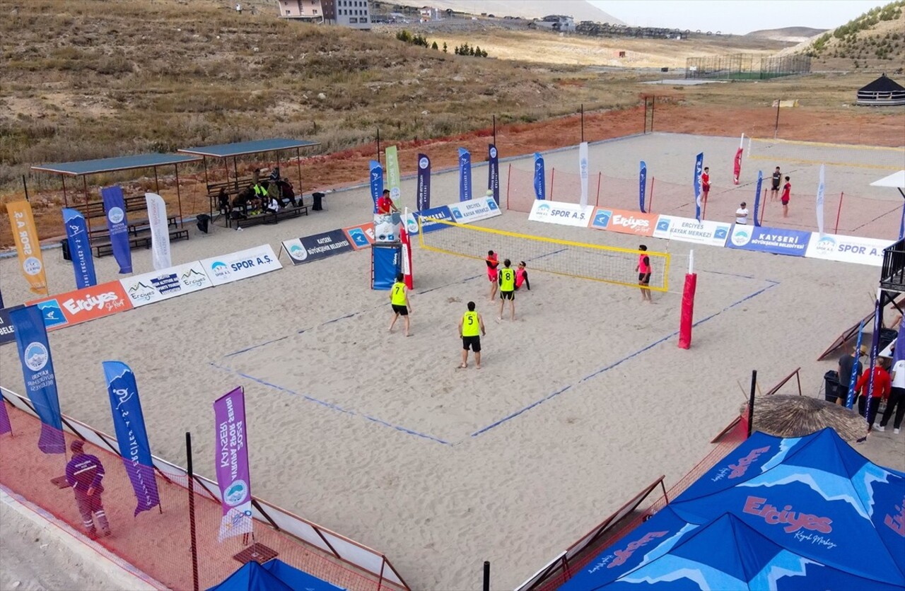 Erciyes Kayak Merkezi'nin ev sahipliği yaptığı ve 16 takımın katıldığı plaj voleybolu turnuvası...