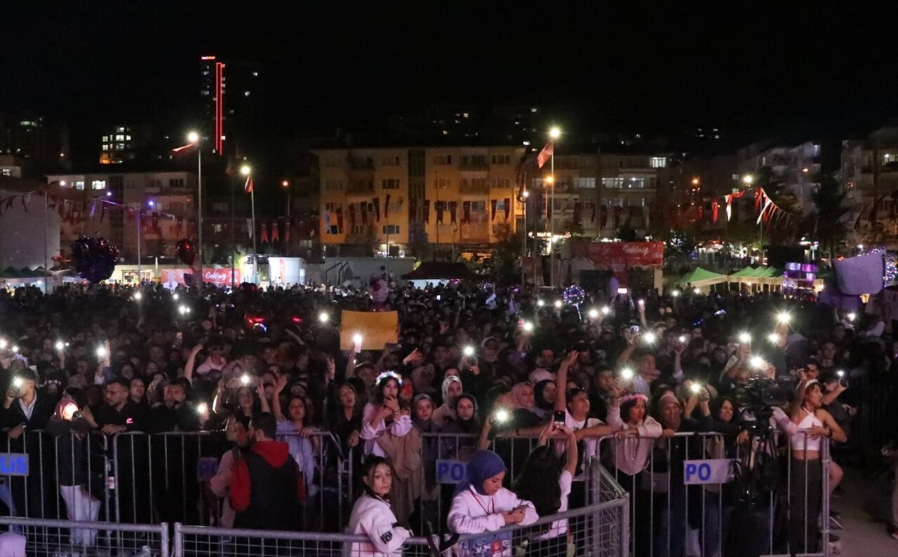 Niğde'de 4. Gastronomi Festivali kapsamında sanatçı Sancak sahneye çıktı.