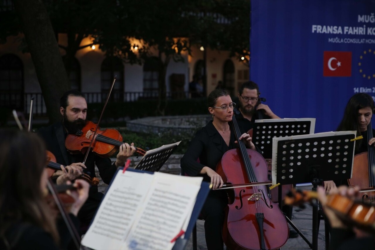 
Fransa'nın Muğla Fahri Konsolosluğu, düzenlenen törenle Fidel Berber'e (sağda) verildi.
Muğla...