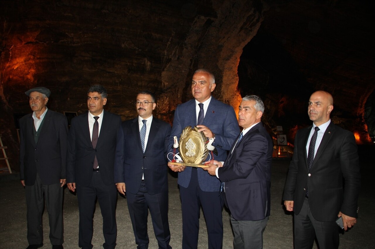 Kültür ve Turizm Bakanı Mehmet Nuri Ersoy (sol 2), Iğdır'da bazı ziyaret ve incelemelerde bulundu....