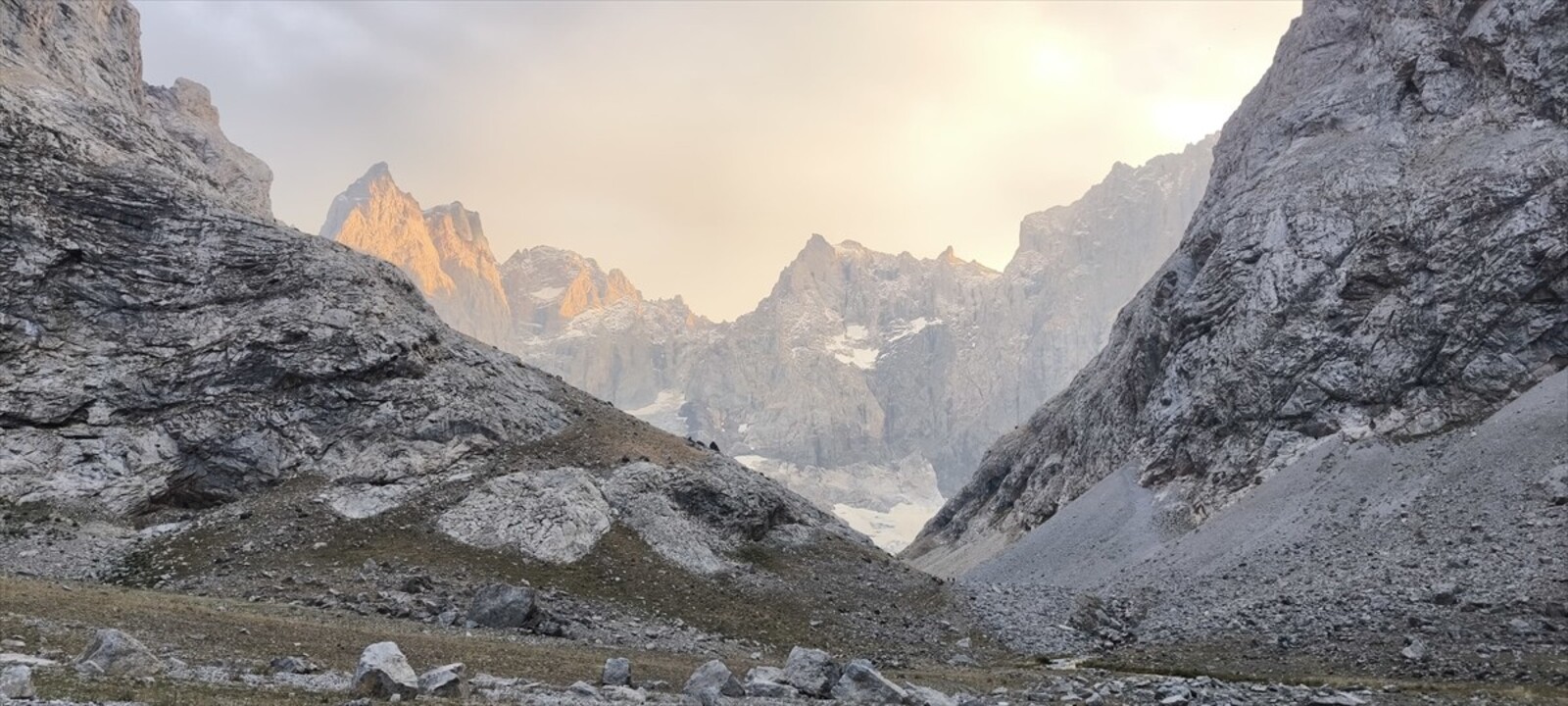 Hakkari'de bir grup dağcı, 3 bin 932 rakımlı Köşe Direği Dağı'na tırmandı.