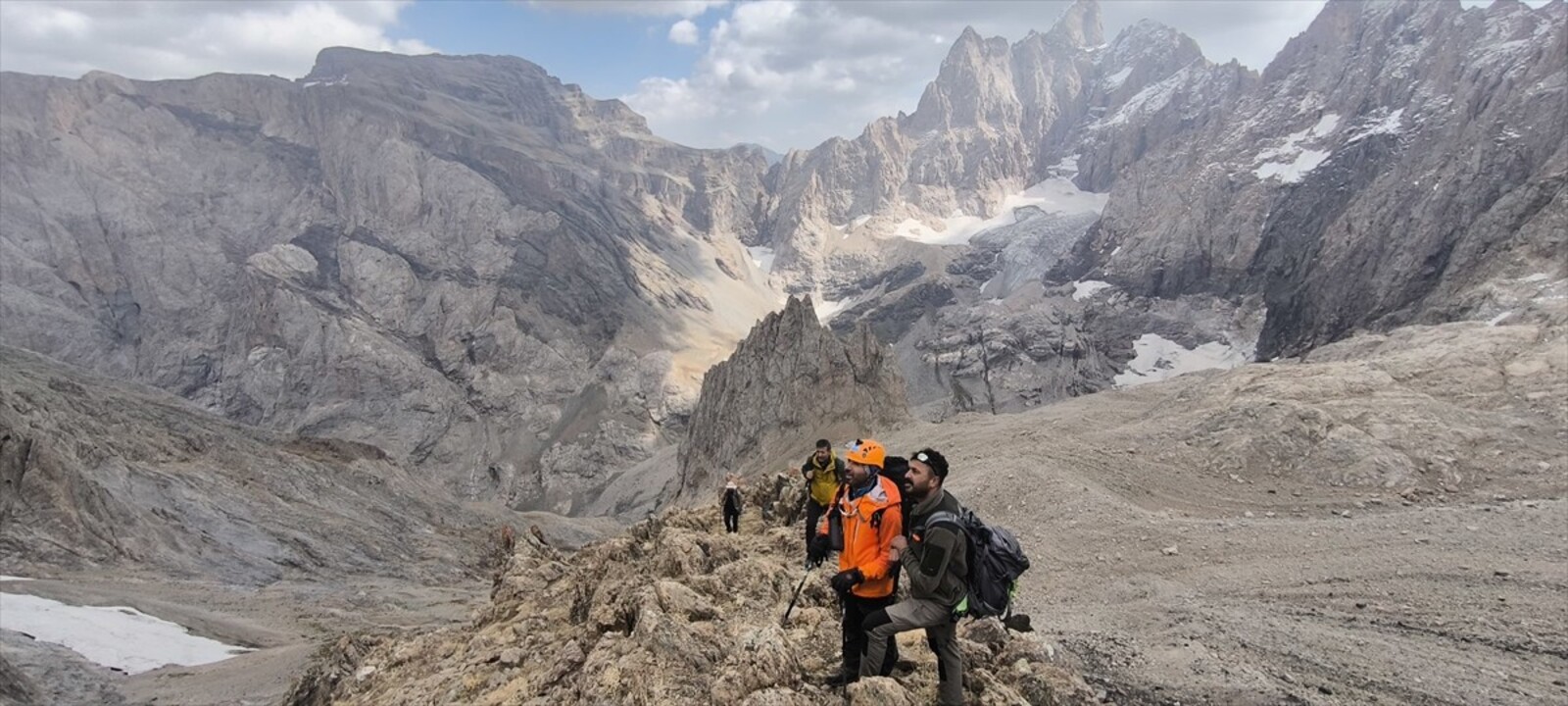 Hakkari'de bir grup dağcı, 3 bin 932 rakımlı Köşe Direği Dağı'na tırmandı.