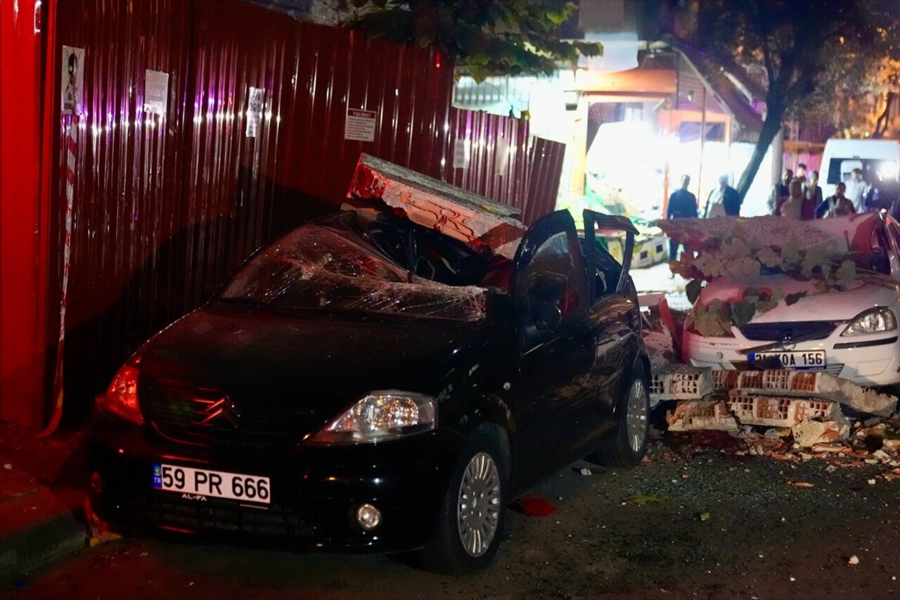 Esenler'de daha önce kentsel dönüşüm nedeniyle boşaltılan binanın çatısında kısmi çökme meydana...