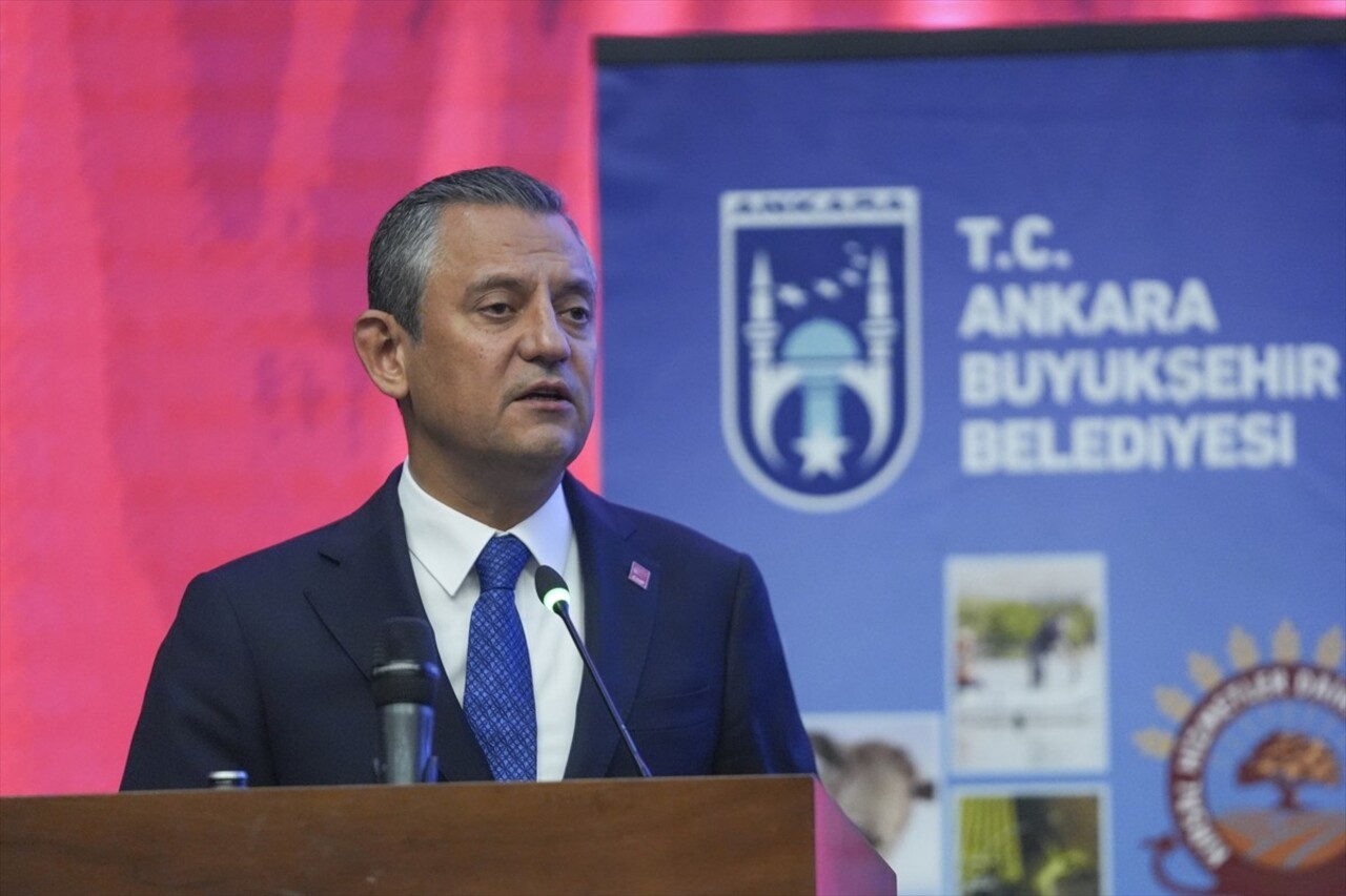 CHP Genel Başkanı Özgür Özel (sol 2), Ankara Büyükşehir Belediyesinin konferans salonunda...