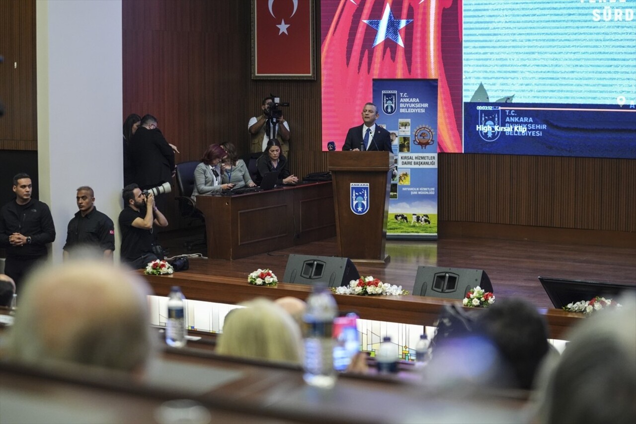 CHP Genel Başkanı Özgür Özel (sol 2), Ankara Büyükşehir Belediyesinin konferans salonunda...