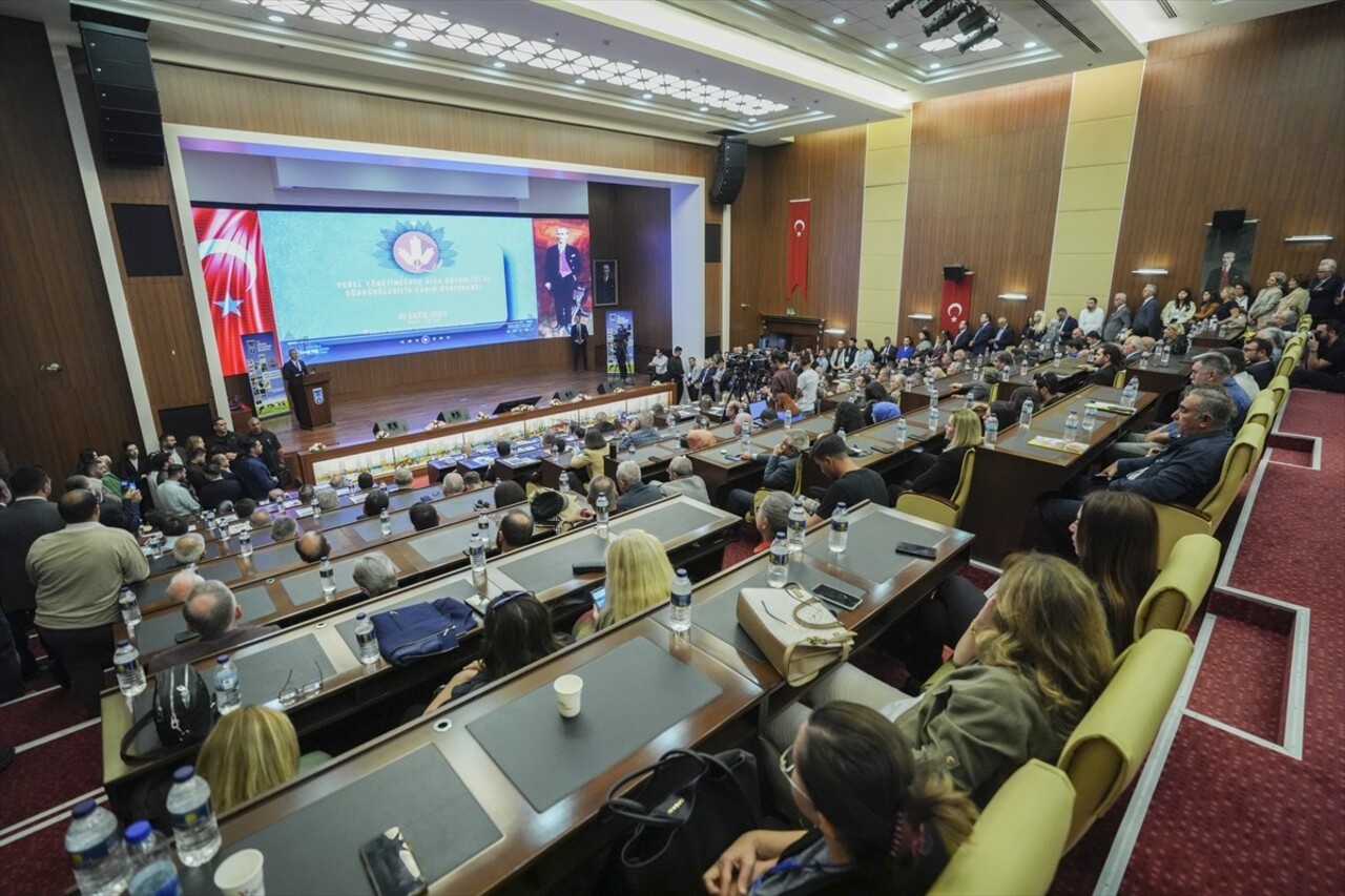 CHP Genel Başkanı Özgür Özel (sol 2), Ankara Büyükşehir Belediyesinin konferans salonunda...