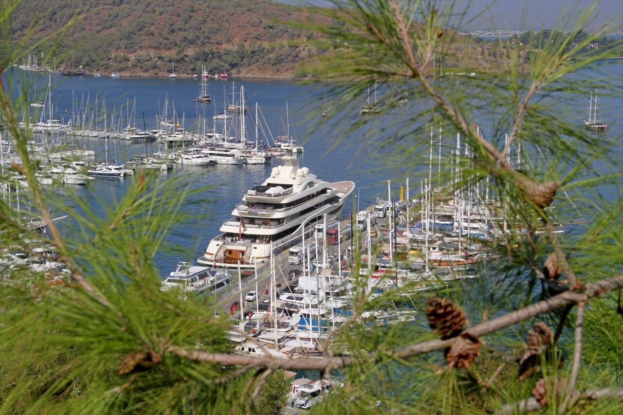 "Alaiya" isimli lüks yat, yakıt ikmali için Muğla'nın Fethiye ilçesine geldi. Cayman Adaları...