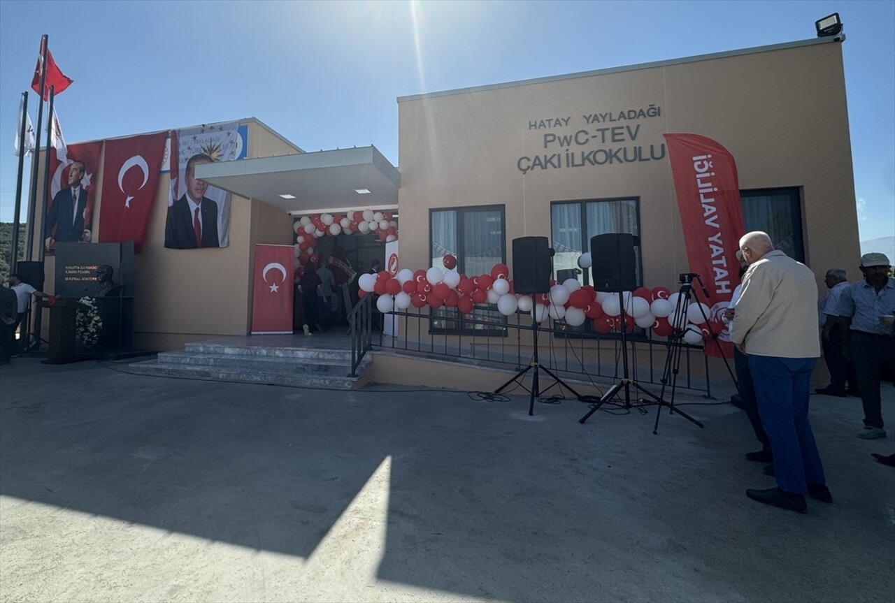 Hatay'ın Yayladağı ilçesinde, hayırseverlerin desteğiyle yapılan PwC-TEV Çakı İlkokulu törenle...