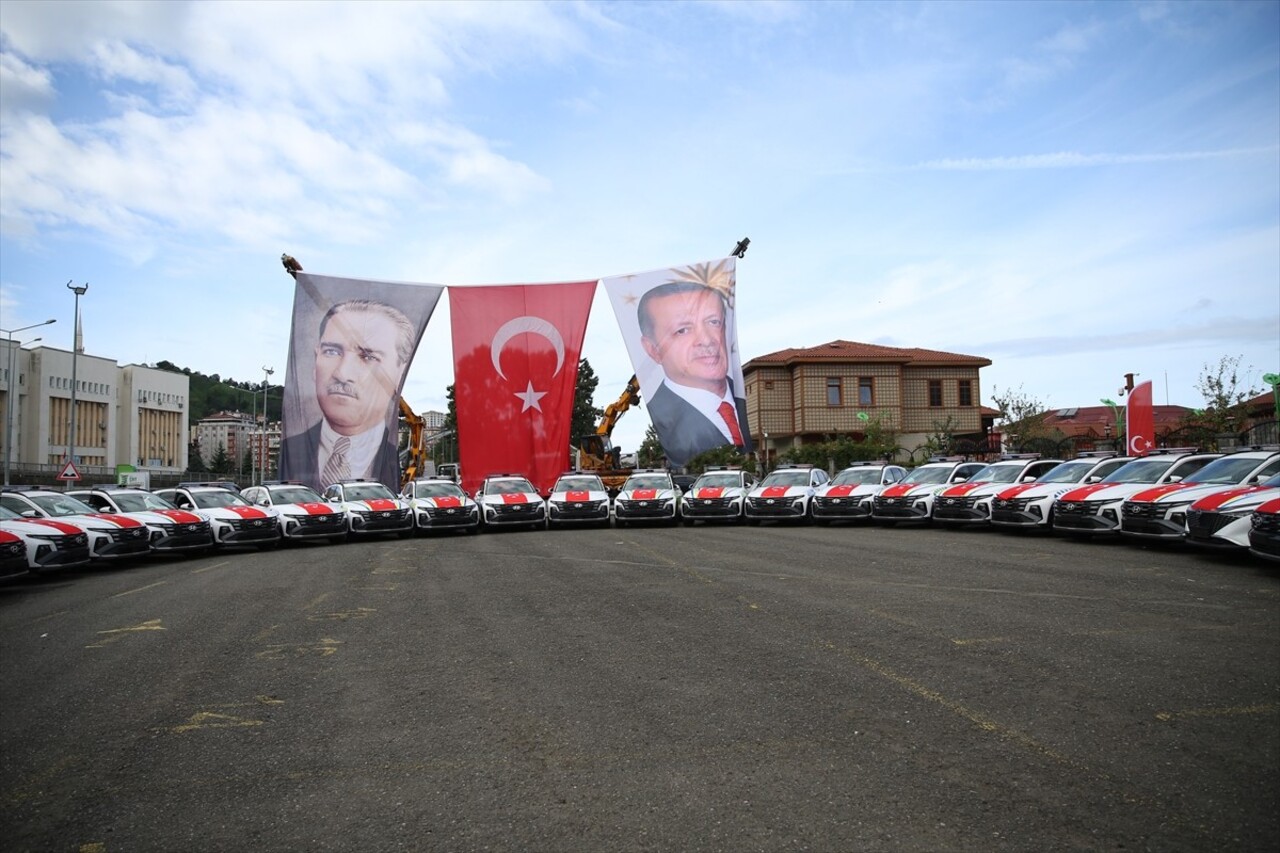 Rize Emniyet Müdürlüğüne tahsis edilen 51 araç, Çay Çarşısı Sahil Otopark'ta düzenlenen törenle...