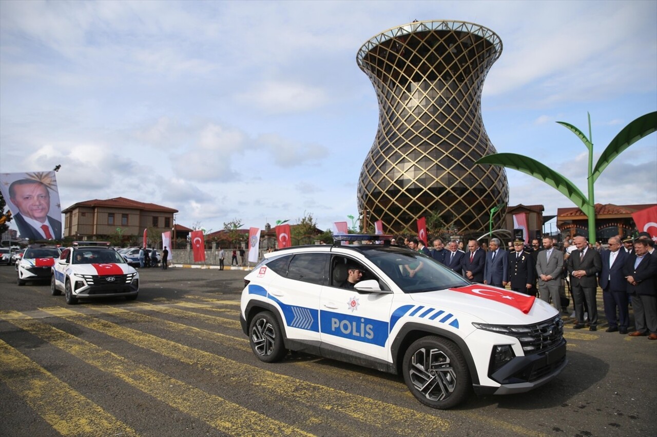 Rize Emniyet Müdürlüğüne tahsis edilen 51 araç, Çay Çarşısı Sahil Otopark'ta düzenlenen törenle...