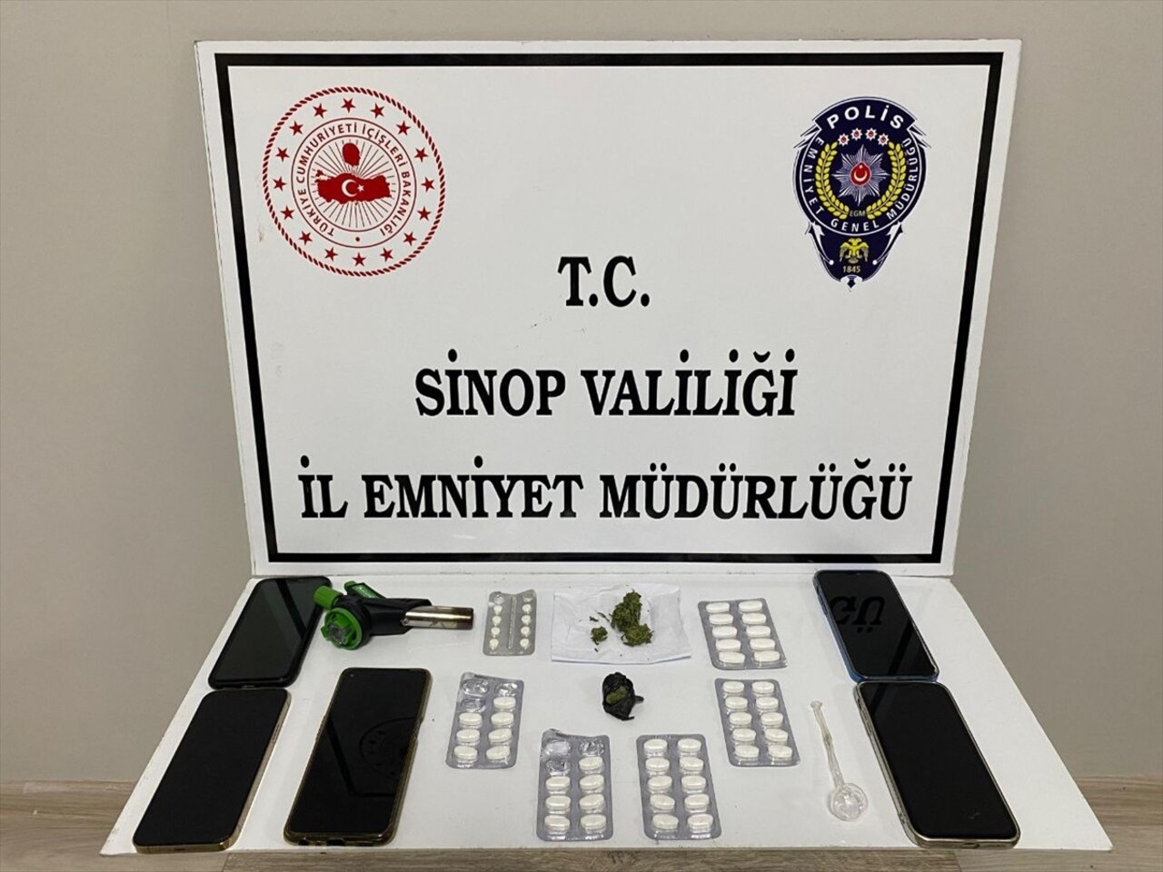 Sinop'ta düzenlenen uyuşturucu operasyonunda 5 şüpheli gözaltına alındı. zanlılara ait adreslerde...