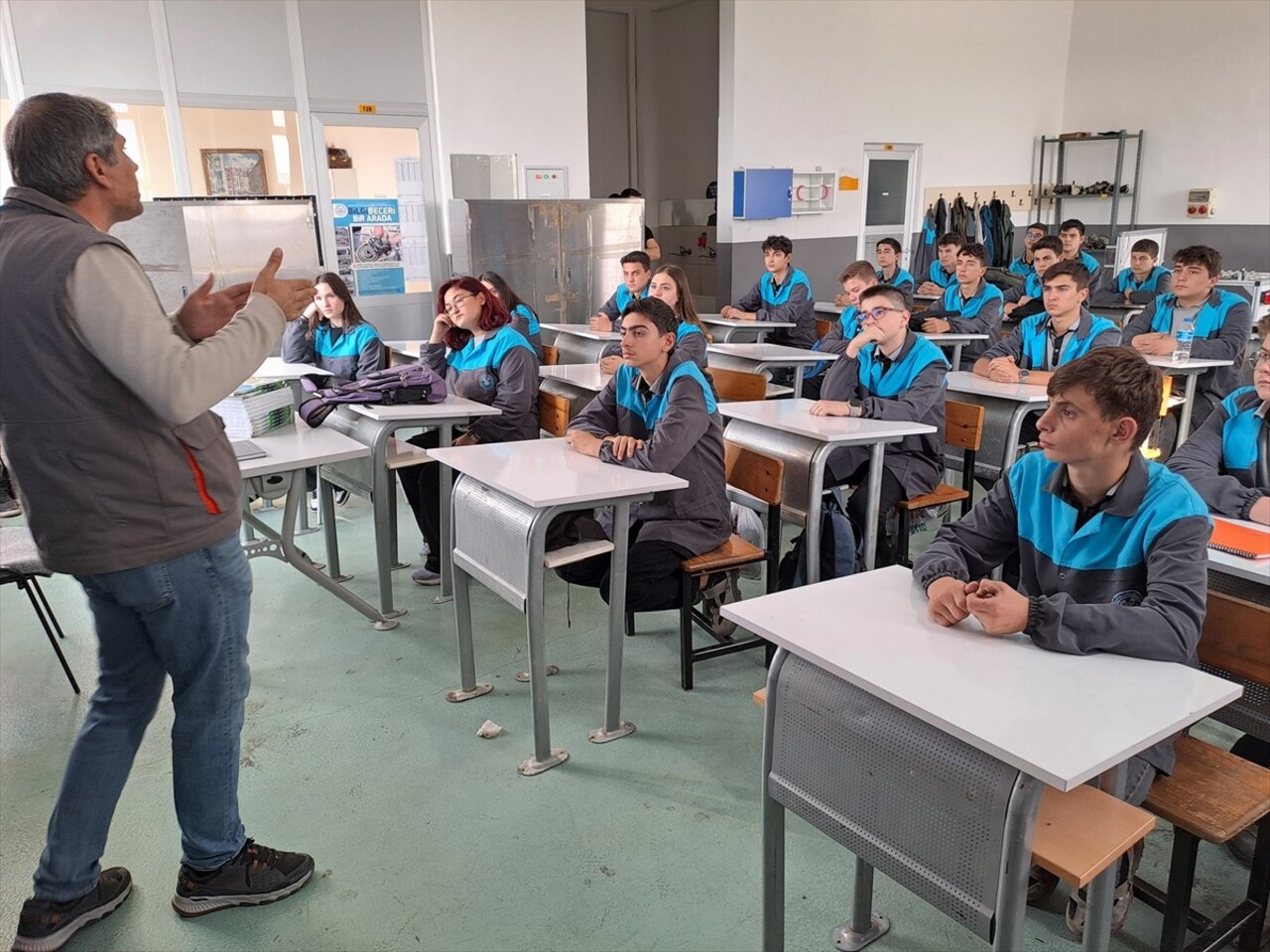 Sakarya'da meslek lisesinin motorlu araçlar teknolojisi bölümünde okuyan 4 kız öğrenci, çoğunlukla...