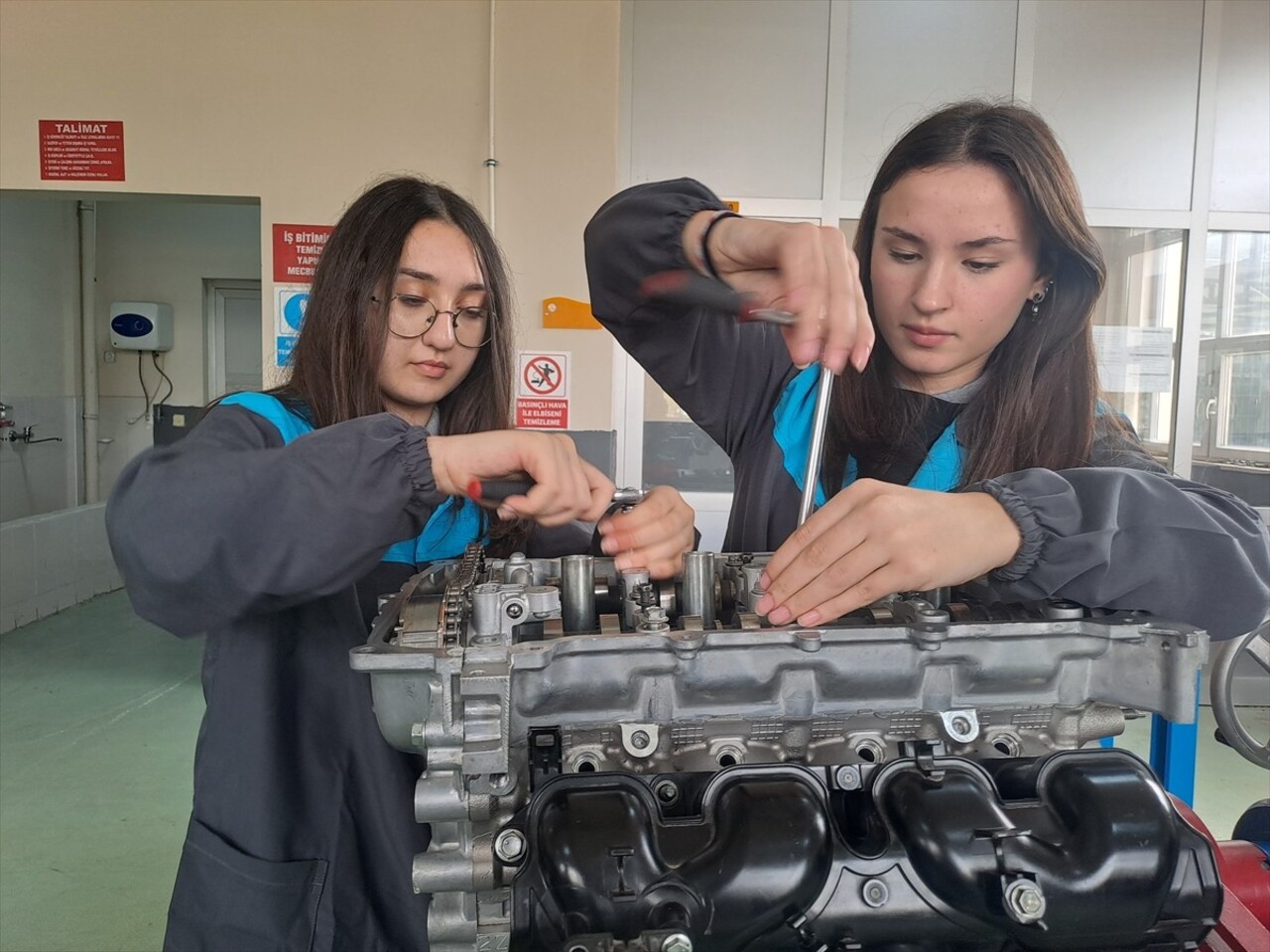 Sakarya'da meslek lisesinin motorlu araçlar teknolojisi bölümünde okuyan 4 kız öğrenci, çoğunlukla...