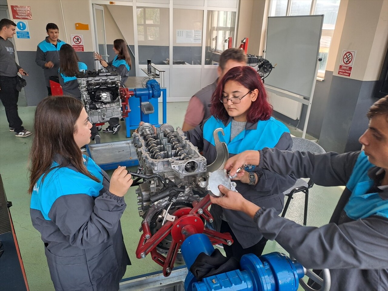 Sakarya'da meslek lisesinin motorlu araçlar teknolojisi bölümünde okuyan 4 kız öğrenci, çoğunlukla...