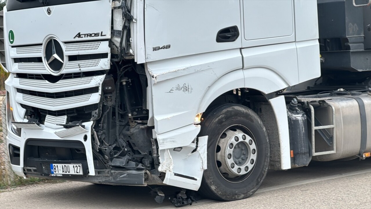 Kastamonu'da okul servisi ile tırın çarpışması sonucu 13 kişi yaralandı.