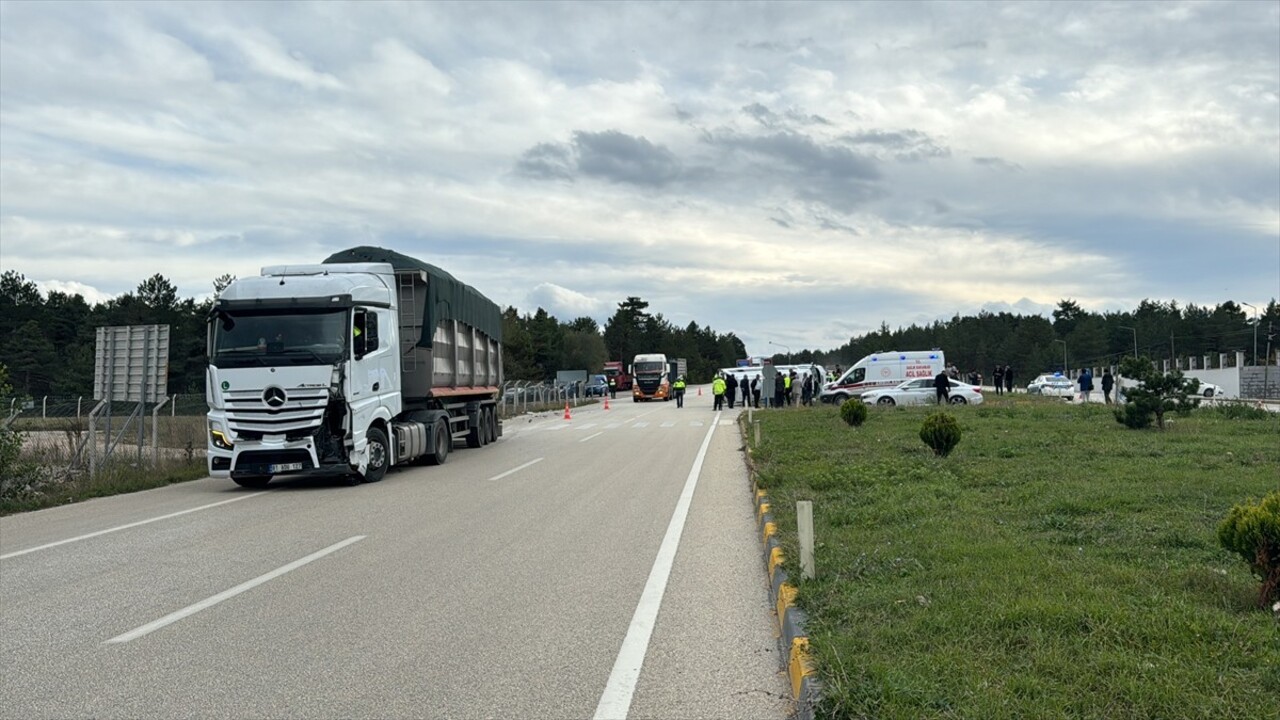 Kastamonu'da okul servisi ile tırın çarpışması sonucu 13 kişi yaralandı.