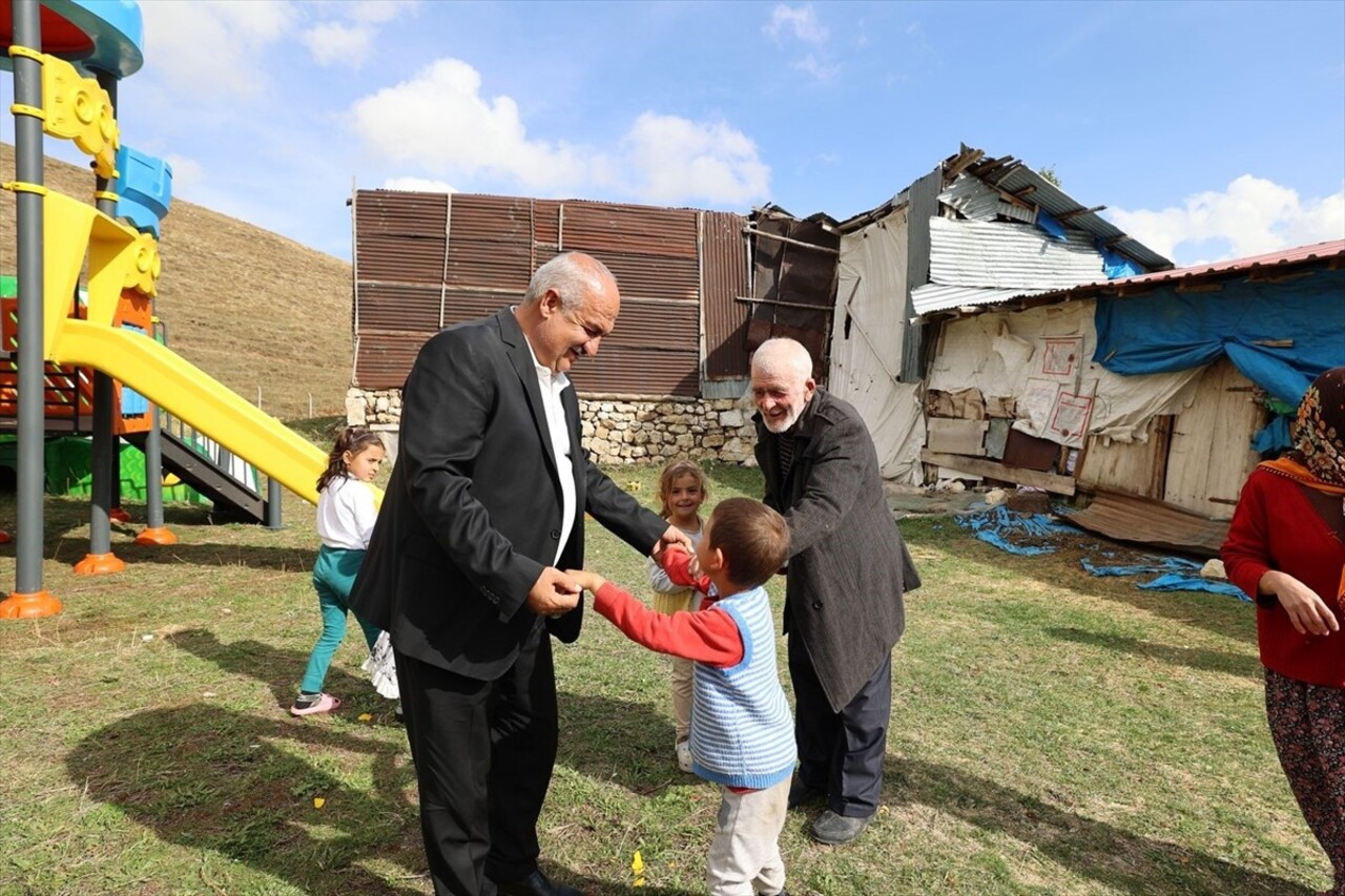 Erzurum'da hastalığı nedeniyle köydeki çocuk parkına gidemeyen 9 yaşındaki otizmli çocuğun park...