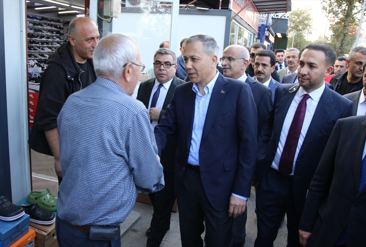 İçişleri Bakanı Ali Yerlikaya, 5,9 büyüklüğündeki depremin meydana geldiği Malatya'da depremden...