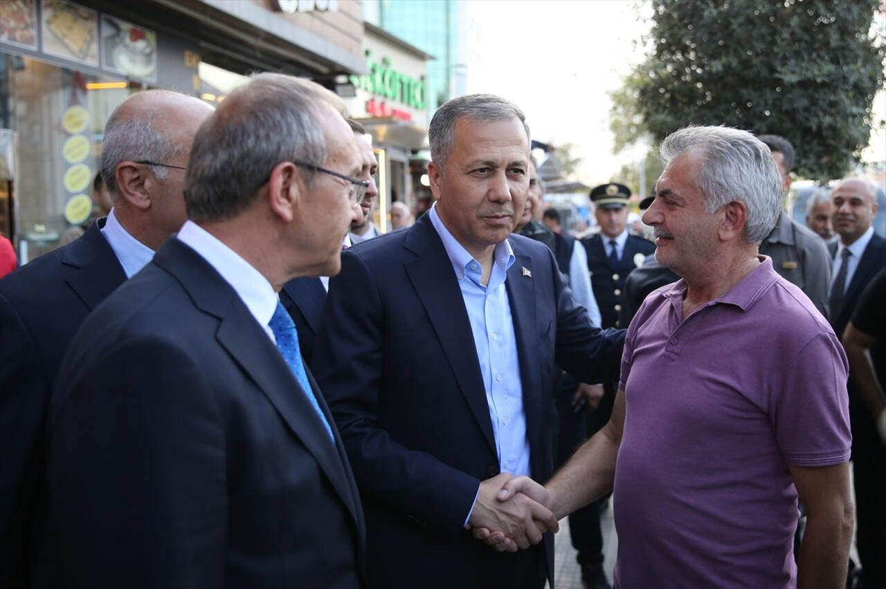 İçişleri Bakanı Ali Yerlikaya, 5,9 büyüklüğündeki depremin meydana geldiği Malatya'da depremden...