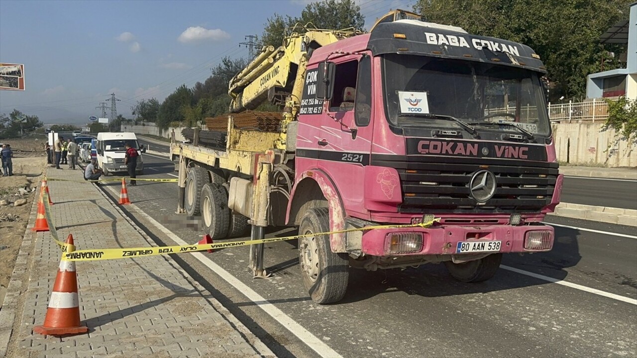 Osmaniye'nin Düziçi ilçesinde, geri manevra yapan vincin altında kalarak ağır yaralanan işçi...