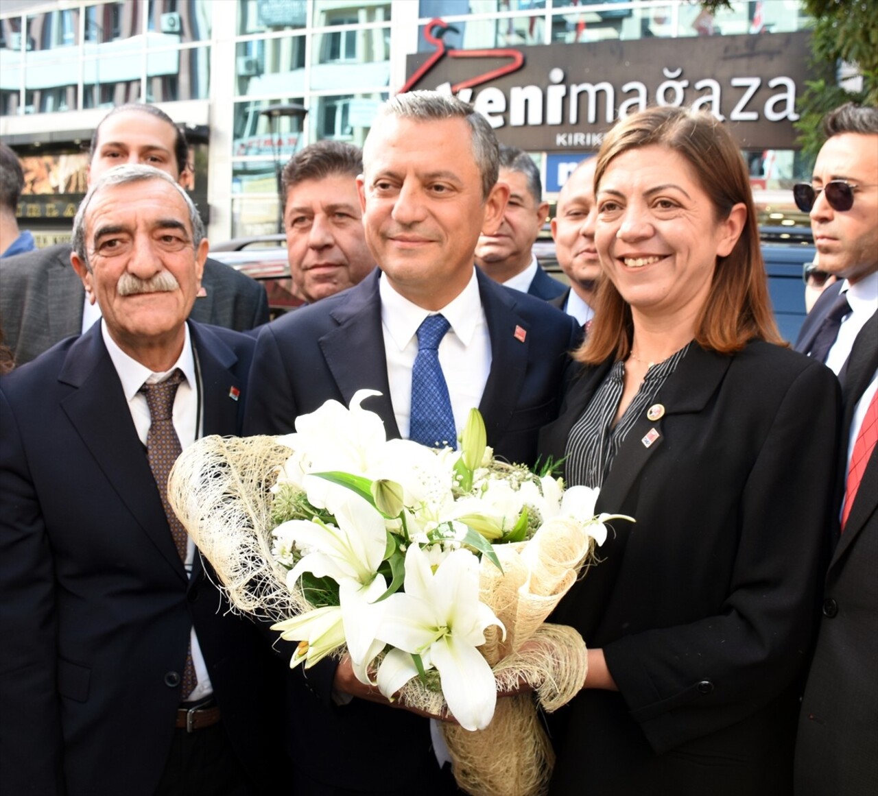 CHP Genel Başkanı Özgür Özel (ortada), bazı programlara katılmak için geldiği kentte partisinin İl...