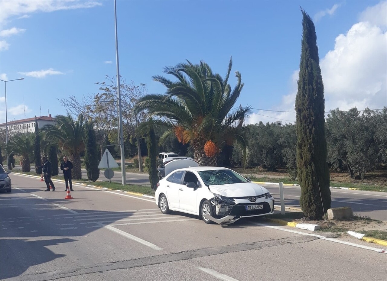  Balıkesir'in Erdek ilçesinde otomobille motosikletin çarpışması sonucu motosiklet sürücüsü...