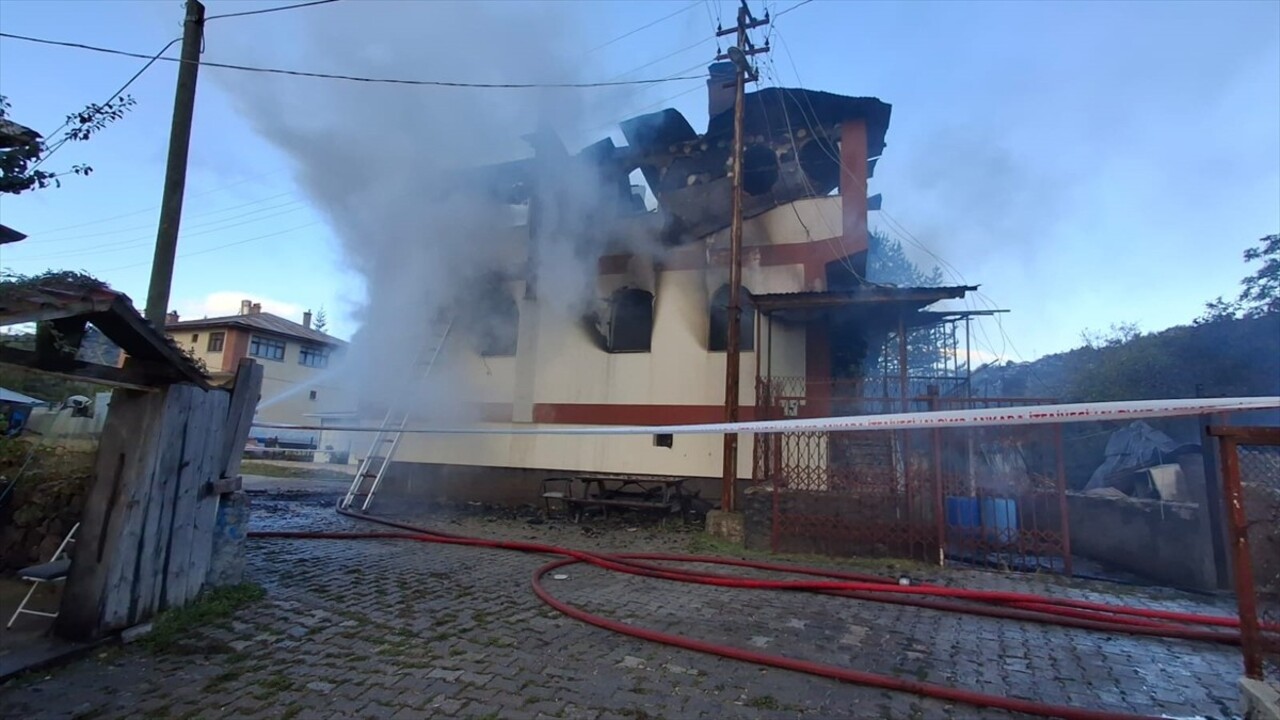 Ankara'nın Beypazarı ilçesinde yangın çıkan evdeki yaşlı kadın ekiplerce kurtarıldı. İtfaiye...