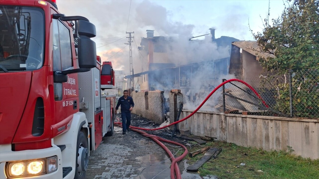 Ankara'nın Beypazarı ilçesinde yangın çıkan evdeki yaşlı kadın ekiplerce kurtarıldı. İtfaiye...