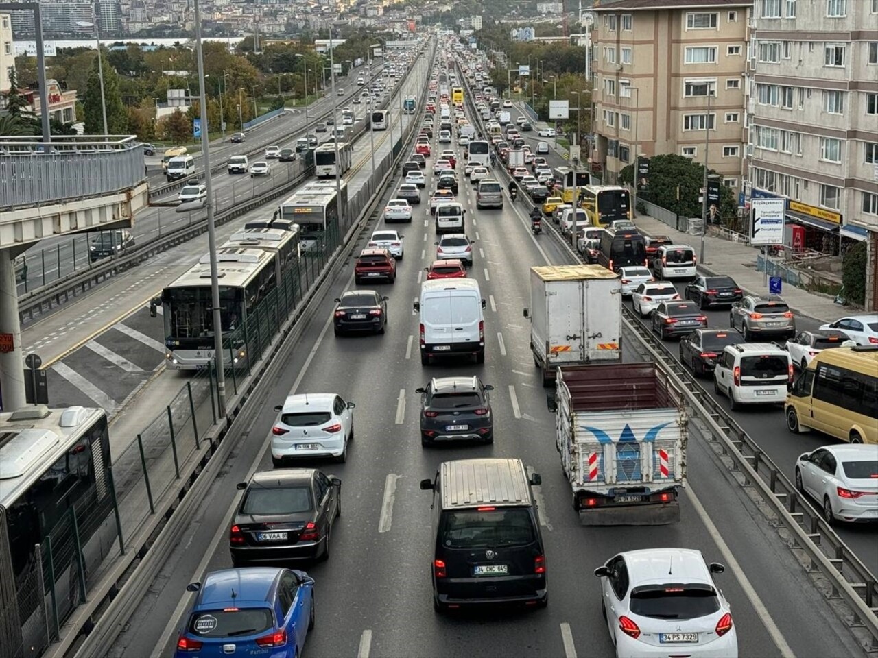 İstanbul'da, sabah saatlerinde etkili olan sağanak nedeniyle trafikte aksamalar yaşanıyor. Avcılar...